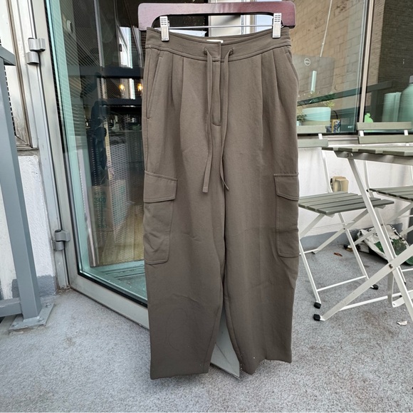 Aritzia Wilfred Shift Cargo PantRelaxed barrel-leg crepe cargo pants